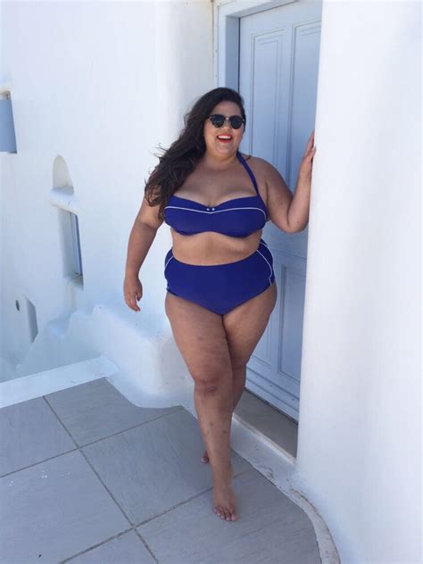 5 Hot Sexy Queenie Queen Bikini Pics