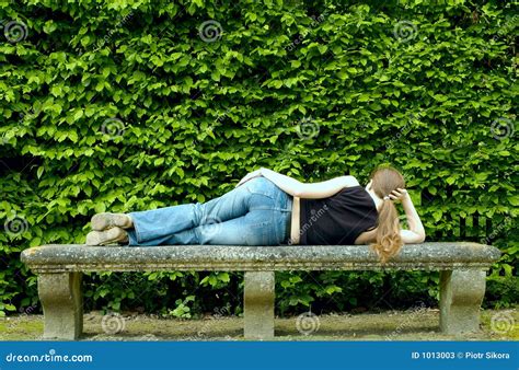 Femme Sexy Se Trouvant Sur Le Banc Image Stock Image Du Bureau Lames