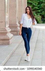 Slim Tall Brunette Girl Beautiful Sporty库存照片1098140360 Shutterstock