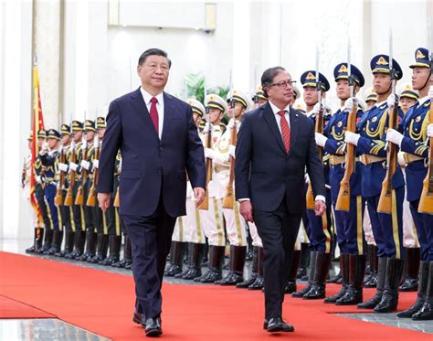 Xi Jinping S Entretient Avec Le Pr Sident Colombien Levant Les