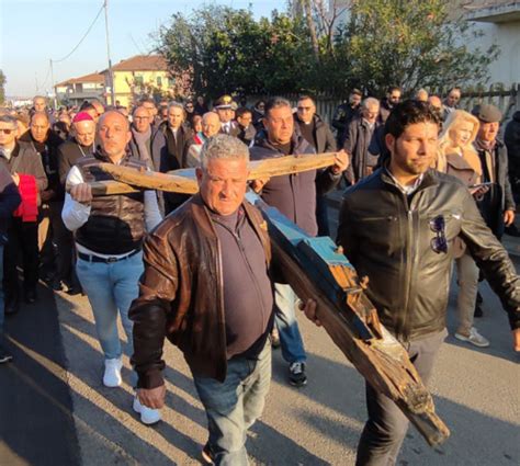 Cutro Via Crucis Per Non Dimenticare Il Vescovo Saremo Giudicati Da