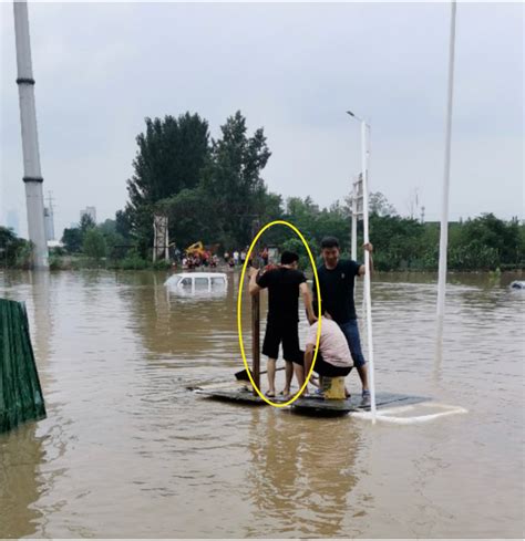 郑州暴雨休假的火箭军战士陈榜造木筏救人 直击现场 澎湃新闻 The Paper