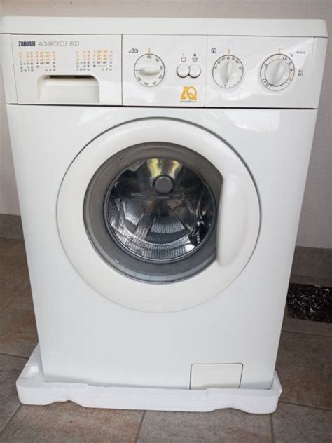 Pralni stroj Zanussi Aquacycle 800, delujoč