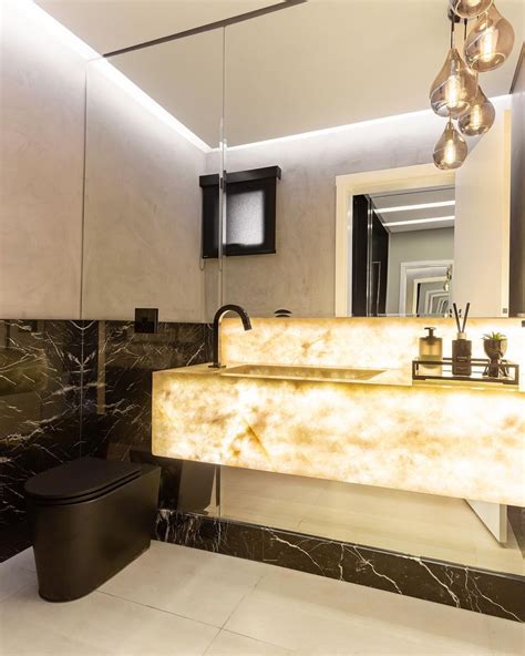 Lavabo Contemporâneo Com Meia Parede Em Mármore E Bancada Iluminada Em