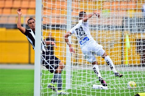 BotafogoDePrimeira Desfalcado e golaço Santos atropela e dá