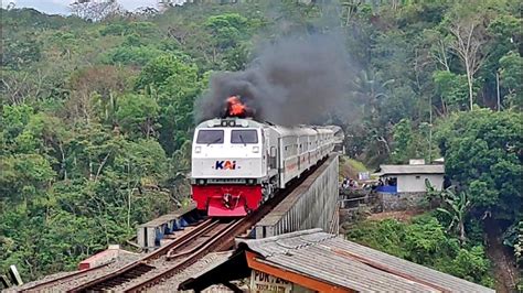 Melihat Kereta Api Ekonomi Kobong Besar Di Jembatan Cirahong Youtube