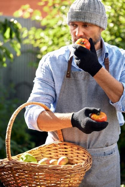 Granjero De Sexo Masculino Feliz Lleva Una Cesta De Verduras Foto Premium