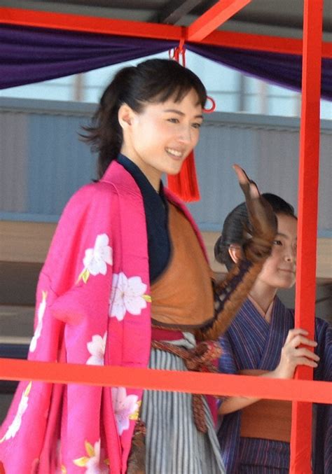 おかえり八重さん 綾瀬はるかさん、3年ぶりの福島・会津まつり 写真特集27 毎日新聞