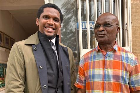 Sélection du Cameroun Roger Milla en aide à Samuel Eto o L