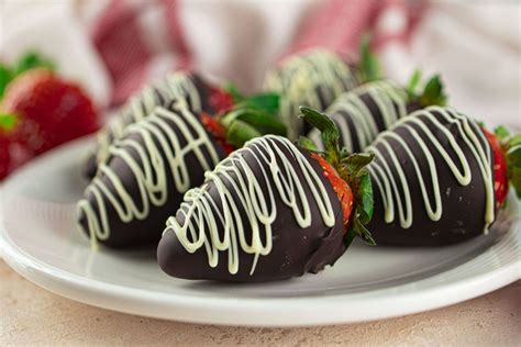 Easy Valentines Chocolate Covered Strawberries