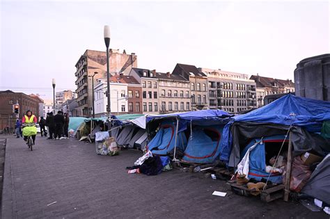 Evacu S Du Squat De La Rue Des Palais Des Dizaines De Demandeurs D