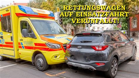 Rettungswagen auf Einsatzfahrt stößt mit Auto zusammen 4 Verletzte