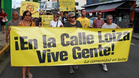 En La Calle Lo Za Vive Gente Protestan Contra El Desplazamiento Y En