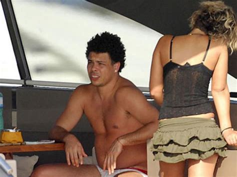 Người ngoài hành tinh Ronaldo và bí mật gây sốc về sex