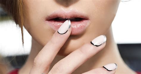 French Nails Aber Upside Down So Sieht Der Nagellack Trend 2022 Aus