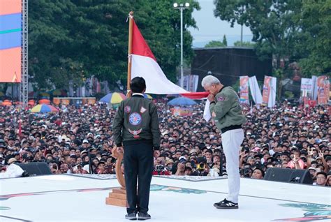 Aksi Ganjar Di Hajatan Rakyat Banyuwangi Terjun Dari Helikopter Hingga