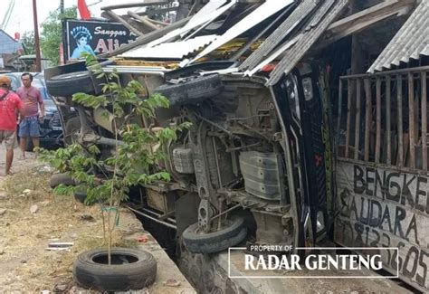 Ban Mobil Pikap L300 Pecah Oleng Lalu Tabrak Bengkel Sopir Selamat