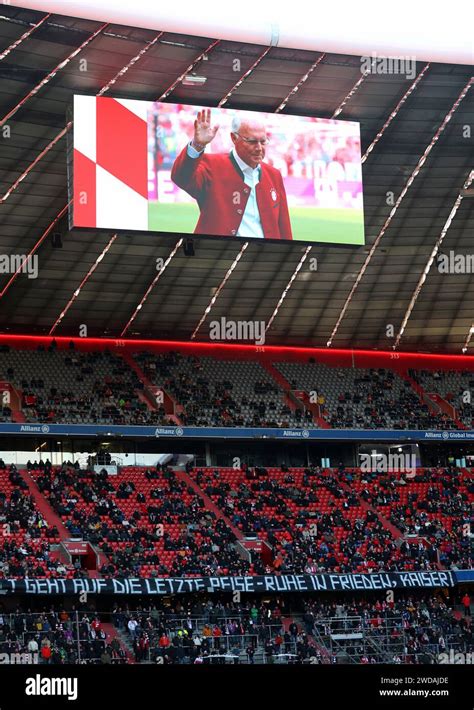 Franz Beckenbauer Winkt Auf Der Anzeigetafel Darunter Fans En De