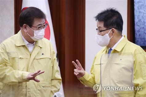 대화하는 서훈 국가안보실장과 박지원 국정원장 연합뉴스