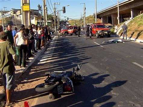 G1 Motociclista morre após batida carro dos bombeiros em BH