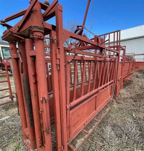 Pinkelman Mfg Cattle Tub W Manual Operated Squeeze Chute Creamer