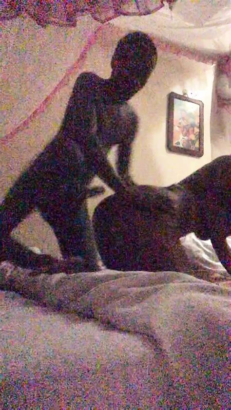 Jovem papai BBC dá alguns golpes profundos para uma milf negra tesão que gosta de chupar