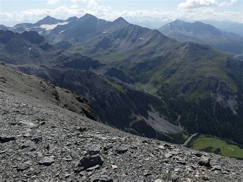 Tiefblick Ins Val Plazer Mit Piz Sesvanna Am Horizont Hikr Org