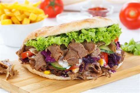 Doner Kebab Doner Kebap Comida R Pida En Pan Plano Con Papas Fritas En