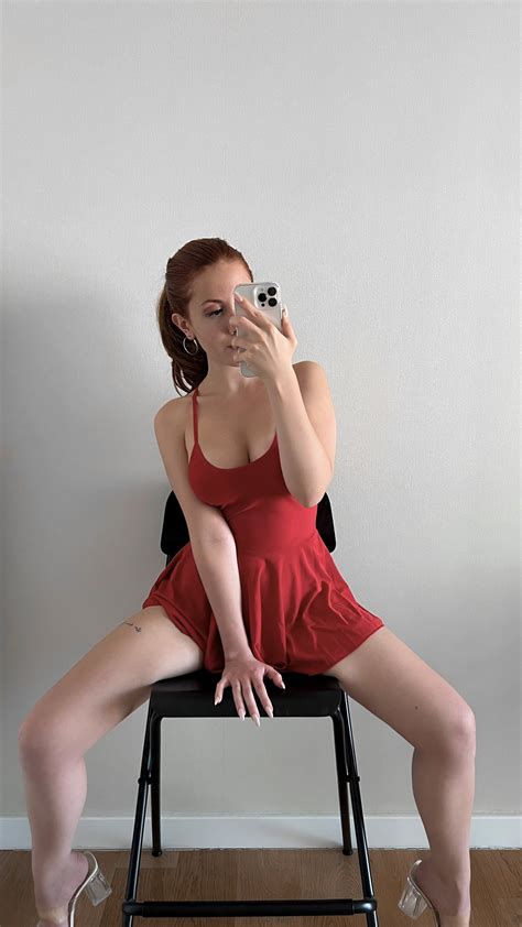 Red Hair And Outfit Is A Beautiful Combination R Sfwredheads