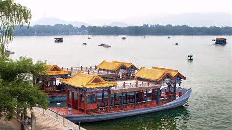 Imperial Summer Palace. Traditional Chinese-style Boats Ride Tourists on Kunming Lake Stock ...