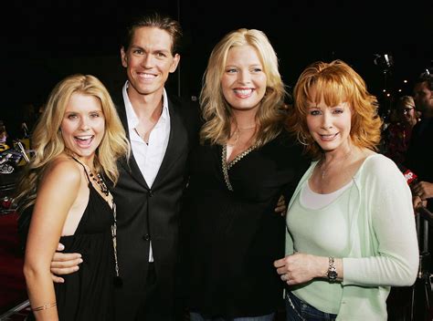 'Reba' cast members reunite for Reba McEntire show at the Hollywood Bowl - ABC News