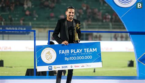 Foto Parade Para Terbaik Peraih Penghargaan BRI Liga 1 2023 2024