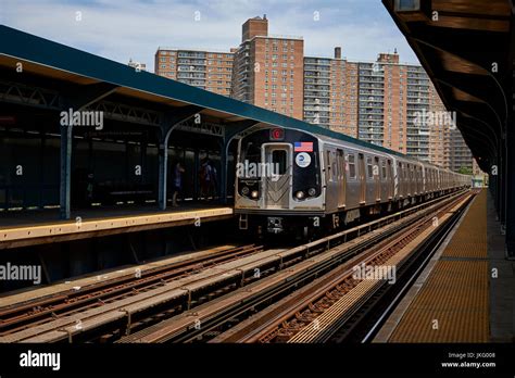 Q Train New York City Hi Res Stock Photography And Images Alamy