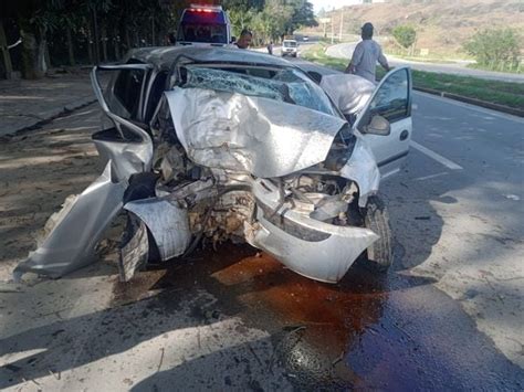 A Gazeta Acidente em Aracruz motorista fica ferido após bater carro