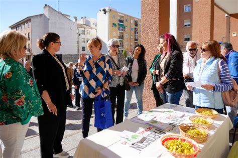 La Asociaci N P Rkinson Instala Una Mesa Informativa En M Stoles Para