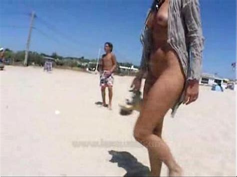 Woman walks naked around beach XVIDEOSダウンローダー XVIDEOSの動画をブラウザ上から クリックでダウンロード