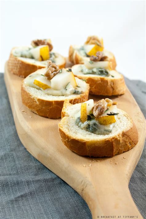 Crostini Caldi Con Pere Gorgonzola Noci E Rosmarino Ricetta Ed