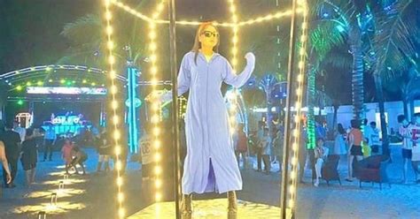 Bị chê bikini phản cảm vũ công bar bãi biển ở Hạ Long mặc áo chống nắng nhảy múa