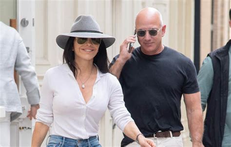 Jeff Bezos’ Girlfriend Lauren Sanchez Gets Sharp In Pointy Flats And Flared Jeans For Shopping