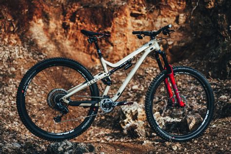 COMMENCAL NEWS COMMENCAL ENDURO TEAM Unveil Their New META AM 29