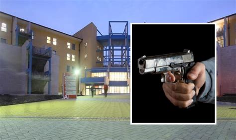 Campania Si Presenta In Ospedale Armato Di Pistola Messo In Fuga