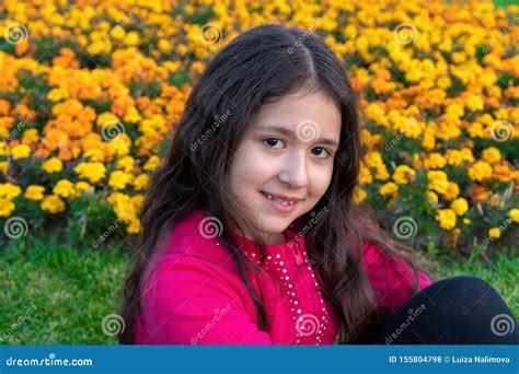 Portrait D Une Jeune Fille De Ans Portant Des Dentelles Assise Sur