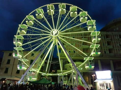 Un Giro Sulla Ruota Panoramica Di Piazza Garibaldi La Voce Apuana