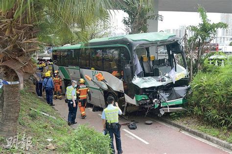 校巴撞壆彈飛 衝單車徑25傷 疑違交通標誌直駛 司機涉危駕被捕 明報加東版 多倫多 Ming Pao Canada Toronto Chinese Newspaper