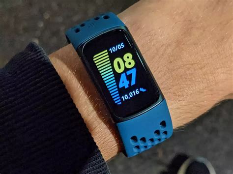 Fitbit S Appr Te Lancer Un Nouveau Bracelet Connect Qui A Tout D Une