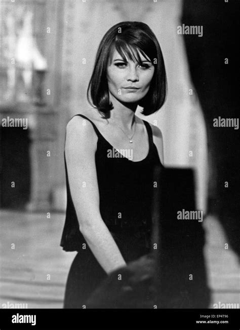 Sandie shaw 1960s hi-res stock photography and images - Alamy