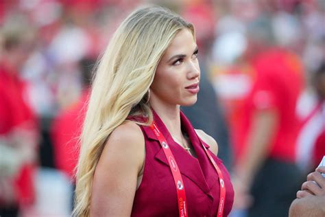 Chiefs Heiress Gracie Hunts Turns Heads In Stunning Outfit At Chiefs Jaguars Game