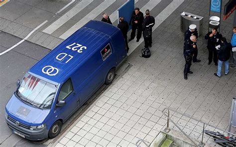 Maskierte Berfallen Geldtransporter Wachmann In Lebensgefahr