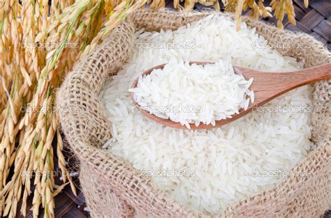 Cuchara De Madera Con Arroz Crudo En Bolsa De Yute Fotos De Stock