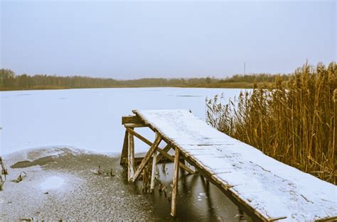 Paisaje De Un Lago Congelado Foto Premium